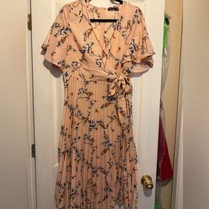 Boohoo floral midi pleated dress! Size: 12! Never worn